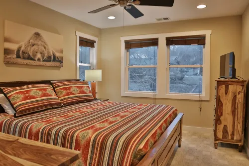Walk to Train! Pet-Friendly Townhome! - 3 stjerner