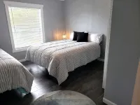 Modern renovated family friendly home close to beach and restaurants - Wifi