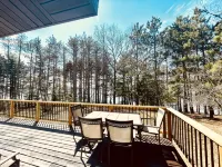 Castle Rock Lakefront Home, with pier, sand bottom, and wrap around deck - Homestays