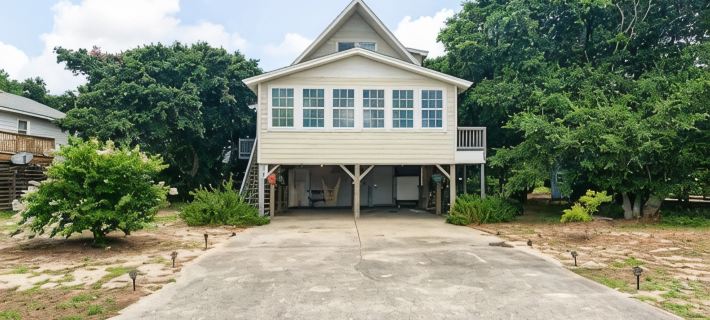 Salty Paws-Walk to beach/Fenced Yard/Pet Friendly Hotels in Nags Head