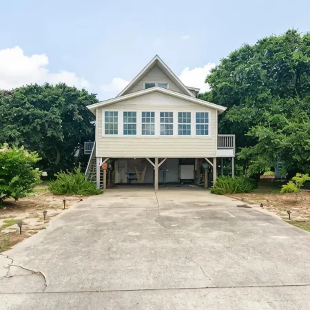 Salty Paws-Walk to beach/Fenced Yard/Pet Friendly