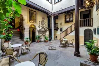 Palacio de Mariana Pineda - อ่างจากุชชี่