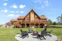Luxury Cabin w/Heated Pool, 22Min to 7 Springs, HotTub, Sauna, Game Room & Views - Chalets