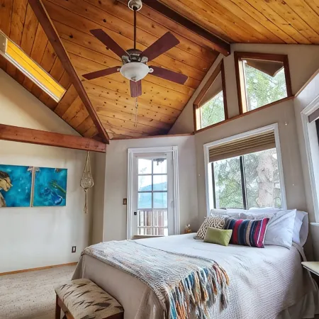 Cozy & Quiet 2 bdrm private Treehouse getaway with Amazing Views minutes from UO