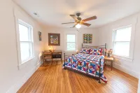Vintage Space! 60 Seconds from Downtown Lee Summit - 3 tähden