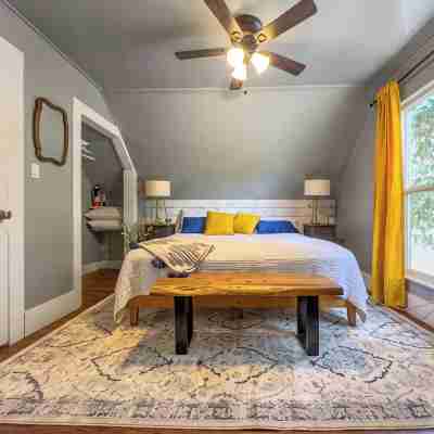 Cozy Modern Home Near Wsu,  Pet-Friendly, Fast Wi-Fi & Fire Pit Rooms