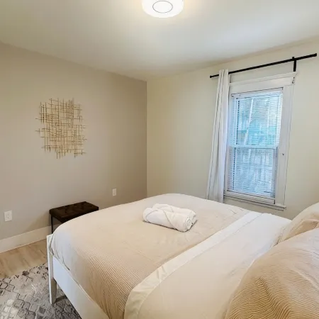 Modern 2BR near subway & parking available