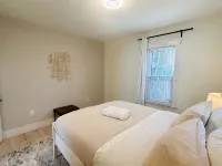 Modern 2BR near subway & parking available - Wifi