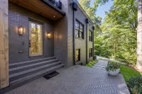 Buckhead Black House Spacious 5 Bedroom Mansion with Heated Pool - Lenox Atlanta - 5-Star
