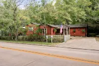 Historic Main St Wooded Bluff & Large Private Deck Luxury Lodging for Up to 6 - 4-Sterne