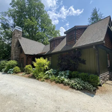 Spacious Mountain Home with Creek views. Walking distance Main Street Highlands.