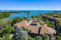 SANDY TUNDRA TOWNHOUSE, WATER-VIEWS, BOAT SLIP, PRIVATE BEACH, CLUB ACCESS - 3-Star