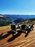 Grandview Getaway offers spectacular views overlooking the Clearwarter river. - Homestays