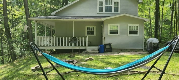 Cheerful 3-brd, 2 full bth cottage with DNR launch lake access on Chippewa Lake Hotels in Mecosta County