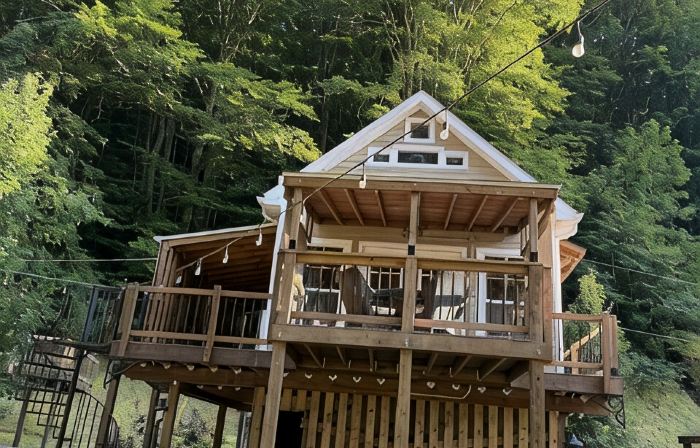 The Red Dog Chalet Couples Retreat w/ Hot Tub