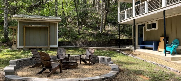 Blue Ridge Riverfront Cabin•2-Level Deck•Sleeps 8 Hotels in Fannin County