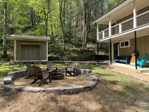 Blue Ridge Riverfront Cabin•2-Level Deck•Sleeps 8 - Chalets