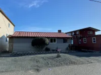 Beach house with views of Puget Sound, ferry, North Cascades, Mt Baker, Rainier. - 2-stjärniga