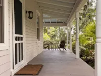 Charming bungalow with wraparound porch in Thunderbolt - Homestays