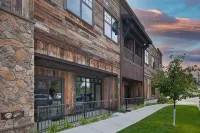 Luxe, Large, Stylish Glacier National Park Condo! Best Location in Town! - バルコニー