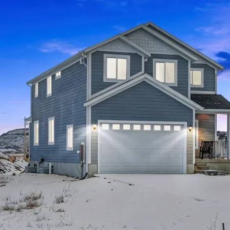 Spacious 6-bedroom home with Ideal Beach access in Garden City.