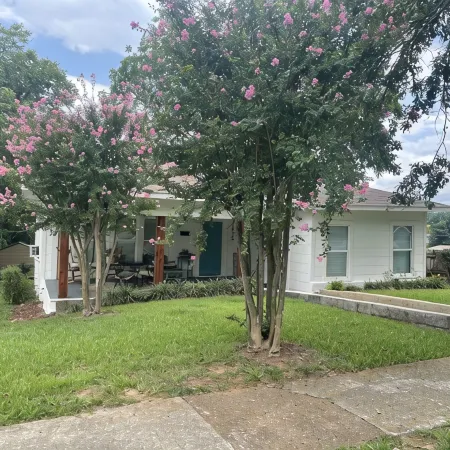 Perfectly located cottage in the heart of town! Walk to everything!