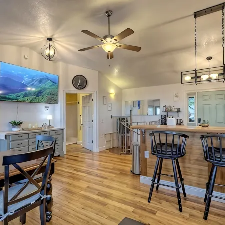 Great Views! Great Rates! King Bed, Firepit, Gas Grill, Dogs Free! Book Today!