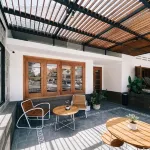 De Mier Guest House Surabaya - parking