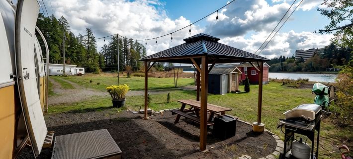Beachfront Steampunk Airstream, Cosy Year-Round Glamping on the Kitsap Peninsula Hotels in Kitsap County
