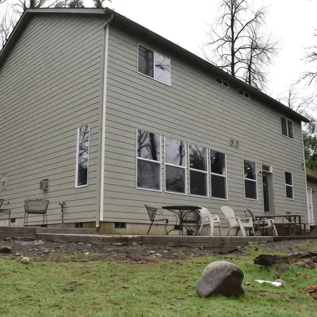 Large Family Friendly House on the Santiam River w/ Hobbit Door!