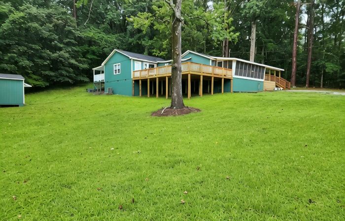 The Lakefront Deckhouse- perfect place for relaxing with nature and family