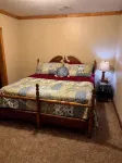 4-bedroom cabin in peaceful Apple Valley with AC, WiFi. Enjoy nature retreat. - 3-Star