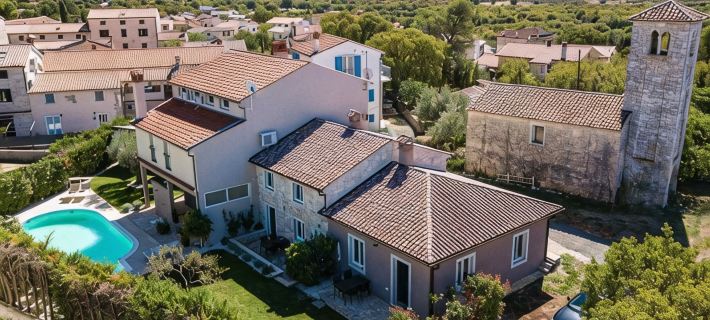 Picturesque "SONNE" vacation apartment with large pool and beautiful garden Hotels in Bale