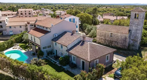 Picturesque "SONNE" vacation apartment with large pool and beautiful garden - Pools