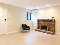 Bright Furnished 2BR Private Basement Suite - جاكوزي