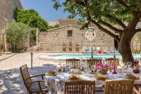 Villa for 12/14 people garden, pool, bbq, 100 meters from the sea, A / C, wi-fi - 4-Star
