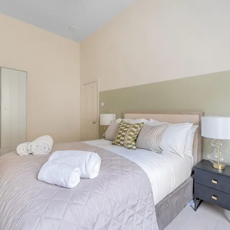 Stylish City-Centre Flat with Double Bed - VAT Q