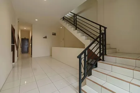 RedDoorz Near RS Adam Malik Medan 2 Отели в г. Biru-Biru