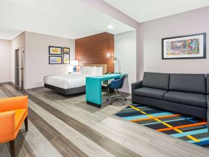 La Quinta Inn & Suites by Wyndham Oklahoma City Airport