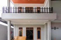 OYO 93071 Home Stay Kembar Syariah Hotels near House of Representatives Building of Binjai City