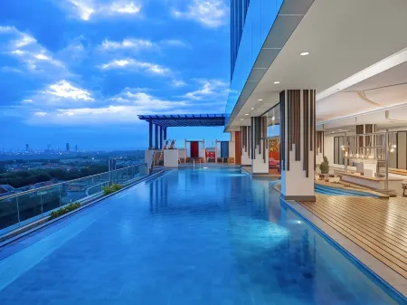 Aston Gresik Hotel & Conference Center Отели в г. Gresik