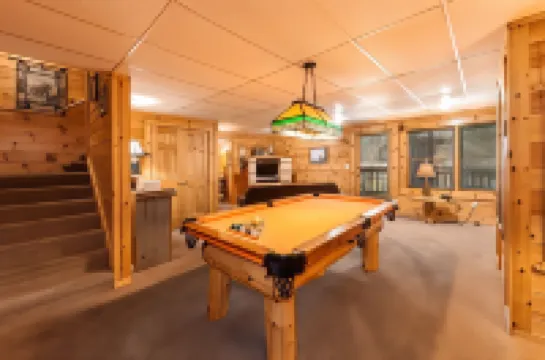 Moose Tracks 3 Bedroom Cabin by Redawning