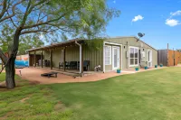 Willie the Modern Tiny Home w/Hot-Tub & FireTable Hotels near The Texas Silver Rush