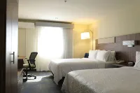Holiday Inn Express 彼德拉斯內格拉斯 Plaza de las Culturas附近的飯店
