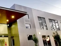 Indulge Apartments - Ontario Hotel dekat Angels Oriental Massage