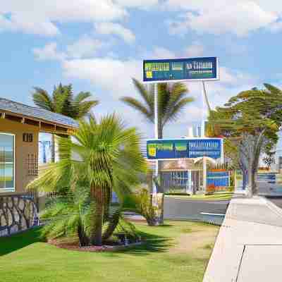 Solaire Inn & Suites Hotel Exterior