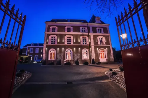 The Originals Boutique la Maison Rouge Lens Ouest Hotels in Noeux-les-Mines