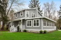 Lake Michigan Beach Is Across Street, 6 Person Hot Tub, Fire Pit, New Bathrooms