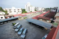 P.A. Place Hotel - parking