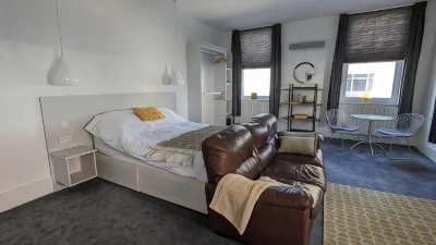 Gorgeous Comfortable Apartment on the High Street Hotels in 